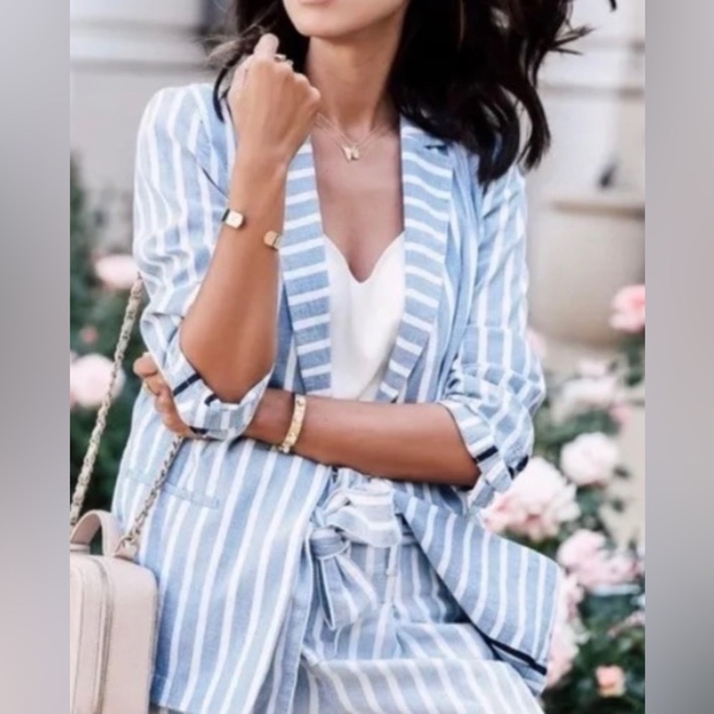 Frame 100% cotton lightweight blazer with great pockets and thin shoulder pads